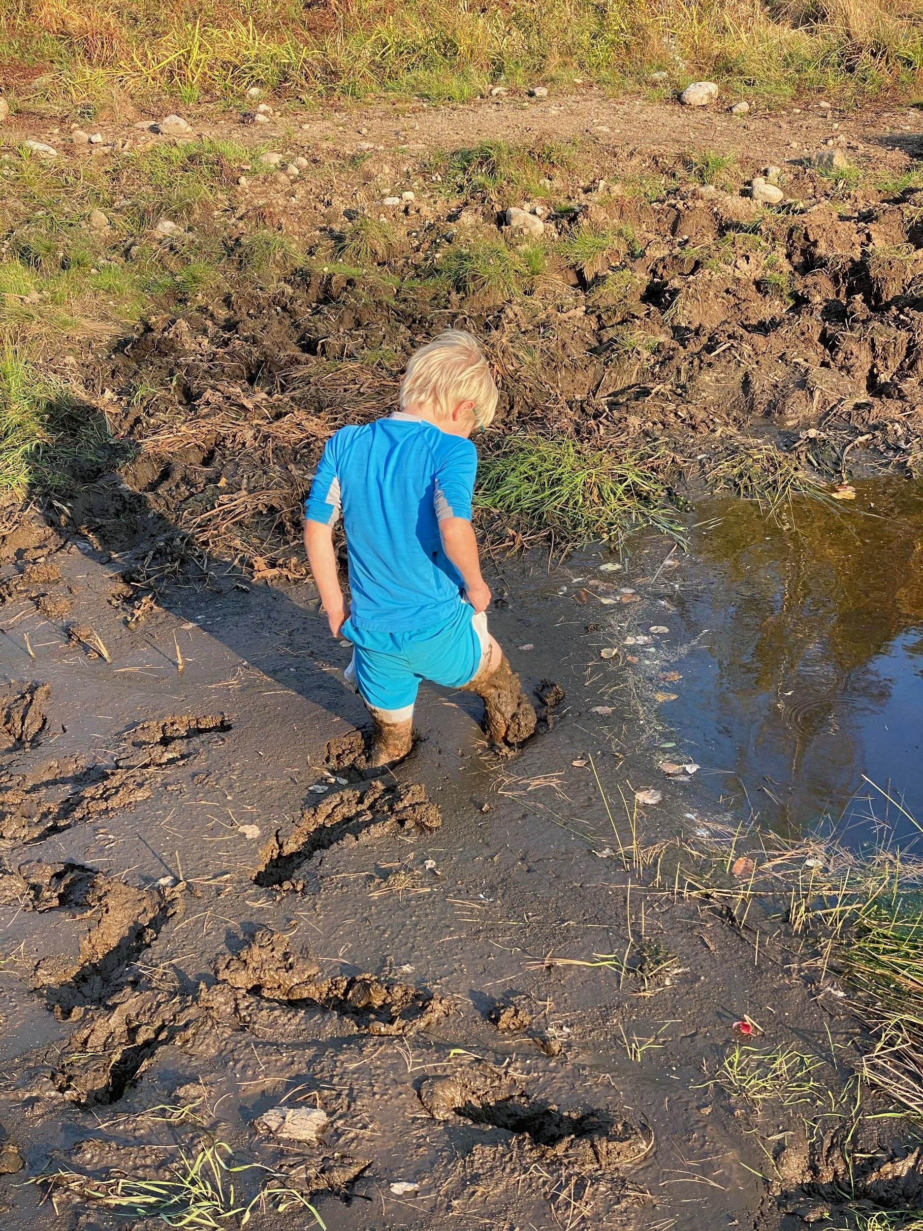 student playing in mud - Best boarding schools - private schools for ADHD - private boarding schools - private schools for learning disabilities – Hampshire Country School